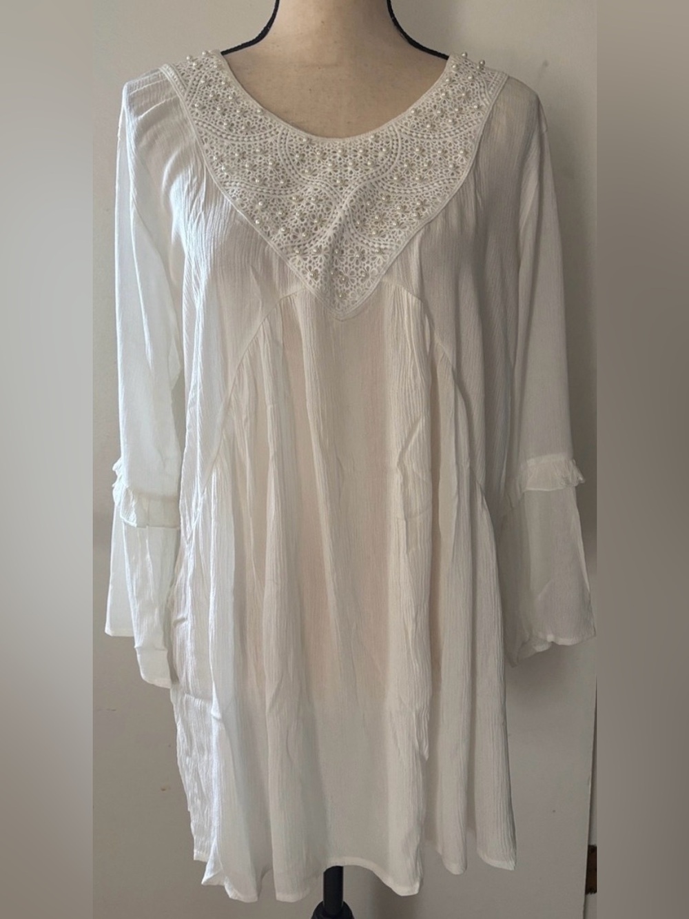 Calstyle vintage White Embellished V-Neck crinkled Tunic top